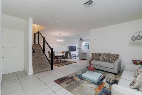 Townhouse in Doral, Florida 3 bedrooms, 195.09 sq.m. № 1859127 - photo 7