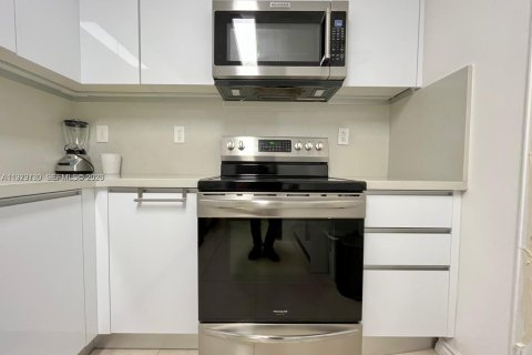 Снять в аренду кондоминиум в Бэл-Харбор, Флорида 1 спальня, 94.3м2, № 2048495 - фото 11