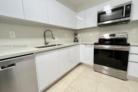 Снять в аренду кондоминиум в Бэл-Харбор, Флорида 1 спальня, 94.3м2, № 2048495 - фото 12