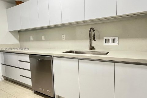 Снять в аренду кондоминиум в Бэл-Харбор, Флорида 1 спальня, 94.3м2, № 2048495 - фото 13