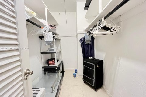 Снять в аренду кондоминиум в Бэл-Харбор, Флорида 1 спальня, 94.3м2, № 2048495 - фото 18