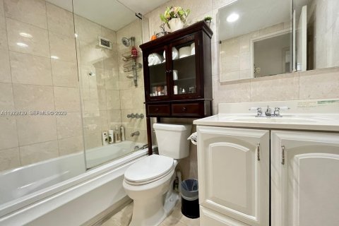 Снять в аренду кондоминиум в Бэл-Харбор, Флорида 1 спальня, 94.3м2, № 2048495 - фото 19