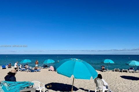 Снять в аренду кондоминиум в Бэл-Харбор, Флорида 1 спальня, 94.3м2, № 2048495 - фото 25