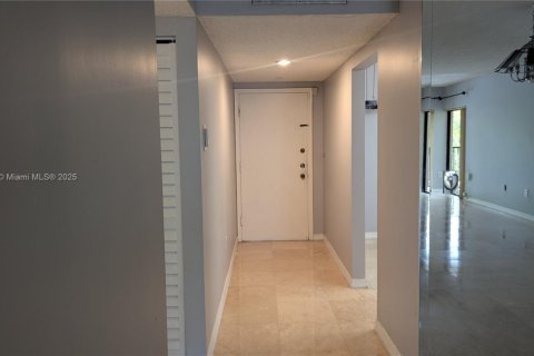 Condo in Miami, Florida, 2 bedrooms  № 1811835 - photo 15