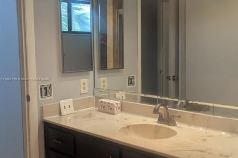 Condo in Miami, Florida, 2 bedrooms  № 1811835 - photo 7