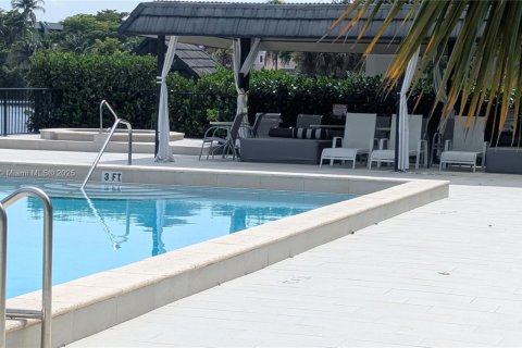 Condo in Miami, Florida, 2 bedrooms  № 1811835 - photo 1