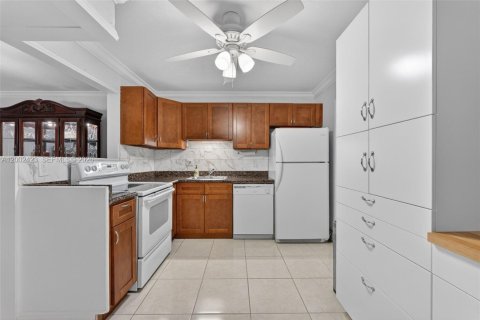 Condominio en venta en Lauderhill, Florida, 1 dormitorio, 86.21 m2 № 2066207 - foto 8