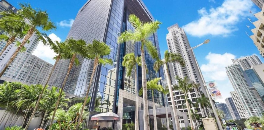 Commercial property in Miami, Florida № 1957974