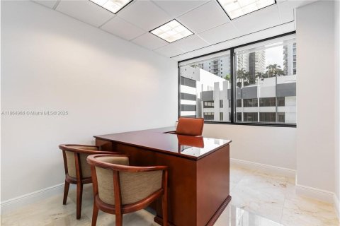 Commercial property in Miami, Florida № 1957974 - photo 11