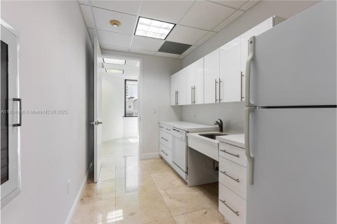 Commercial property in Miami, Florida № 1957974 - photo 9