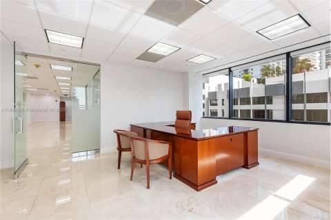 Commercial property in Miami, Florida № 1957974 - photo 8