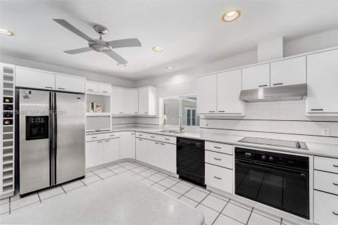 Купить виллу или дом в Корал-Гейблс, Флорида 4 спальни, 233.37м2, № 2047675 - фото 14