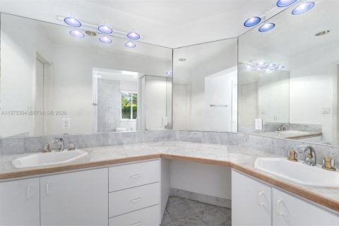 Купить виллу или дом в Корал-Гейблс, Флорида 4 спальни, 233.37м2, № 2047675 - фото 21