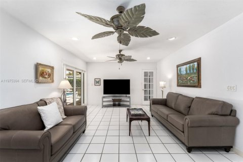 Купить виллу или дом в Корал-Гейблс, Флорида 4 спальни, 233.37м2, № 2047675 - фото 16