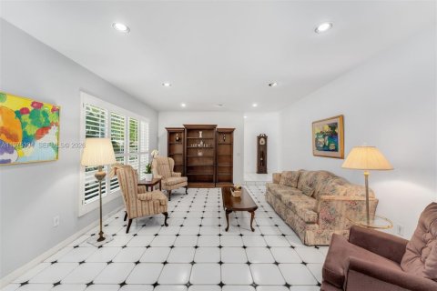 Купить виллу или дом в Корал-Гейблс, Флорида 4 спальни, 233.37м2, № 2047675 - фото 10