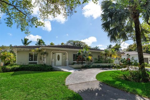 Купить виллу или дом в Корал-Гейблс, Флорида 4 спальни, 233.37м2, № 2047675 - фото 2