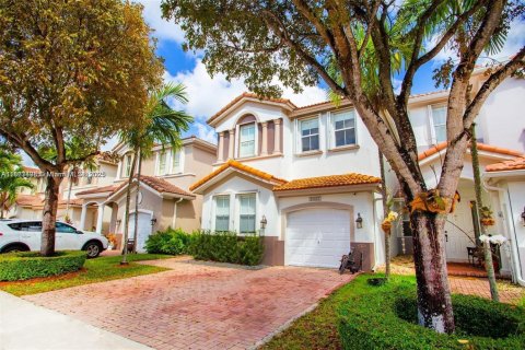 Townhouse in Doral, Florida 4 bedrooms, 208.94 sq.m. № 1891818 - photo 2