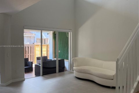 Townhouse in Doral, Florida 4 bedrooms, 208.94 sq.m. № 1891818 - photo 12