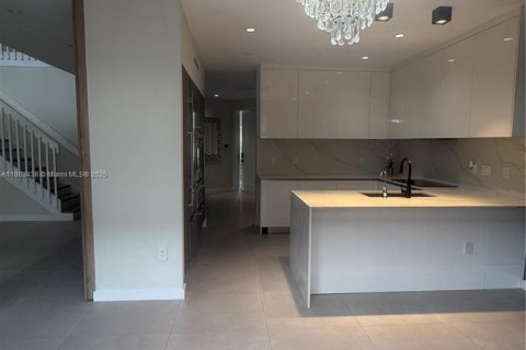 Townhouse in Doral, Florida 4 bedrooms, 208.94 sq.m. № 1891818 - photo 14