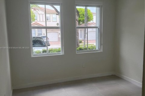 Townhouse in Doral, Florida 4 bedrooms, 208.94 sq.m. № 1891818 - photo 29