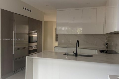 Townhouse in Doral, Florida 4 bedrooms, 208.94 sq.m. № 1891818 - photo 11
