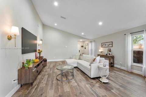 Casa en alquiler en West Palm Beach, Florida, 3 dormitorios, 136.85 m2 № 1932138 - foto 12