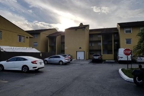 Apartment in Miami, Florida 2 bedrooms, 89.93 sq.m. № 1946208 - photo 1