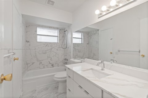 Condo in Lauderdale Lakes, Florida, 1 bedroom  № 1817743 - photo 13
