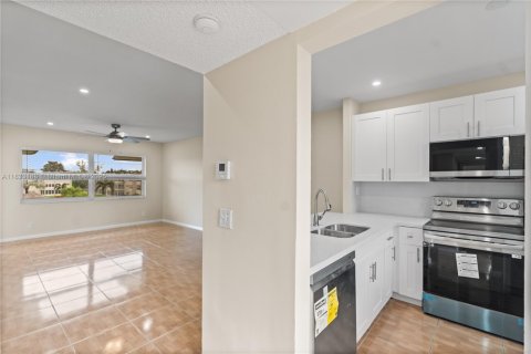 Condo in Lauderdale Lakes, Florida, 1 bedroom  № 1817743 - photo 3