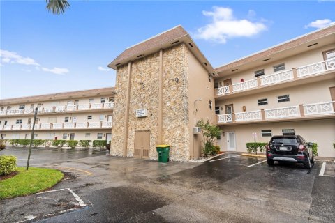 Condo in Lauderdale Lakes, Florida, 1 bedroom  № 1817743 - photo 17