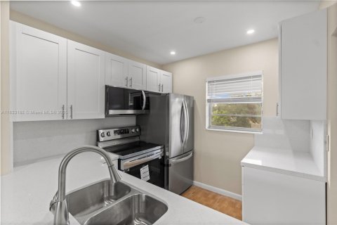 Condo in Lauderdale Lakes, Florida, 1 bedroom  № 1817743 - photo 5