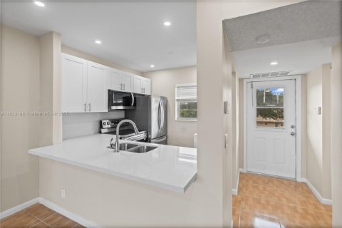 Condo in Lauderdale Lakes, Florida, 1 bedroom  № 1817743 - photo 4