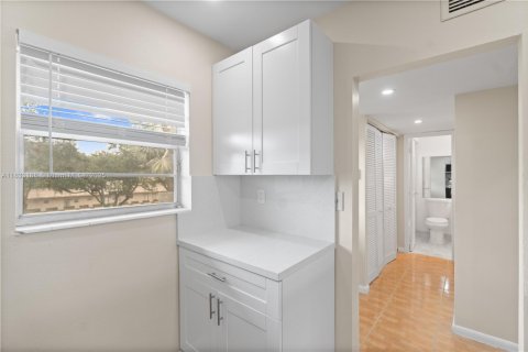 Condo in Lauderdale Lakes, Florida, 1 bedroom  № 1817743 - photo 6