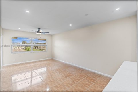 Condo in Lauderdale Lakes, Florida, 1 bedroom  № 1817743 - photo 8