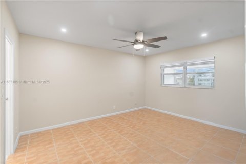 Condo in Lauderdale Lakes, Florida, 1 bedroom  № 1817743 - photo 11