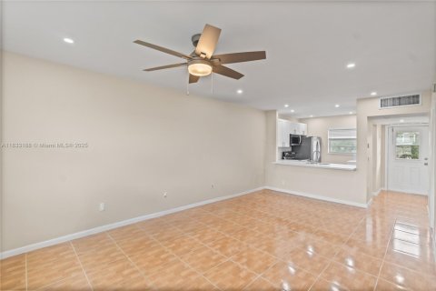 Condo in Lauderdale Lakes, Florida, 1 bedroom  № 1817743 - photo 7
