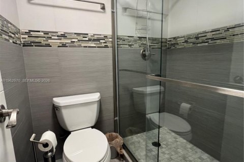 Copropriété à louer à Hollywood, Floride: 2 chambres, 108.7 m2 № 2029082 - photo 17