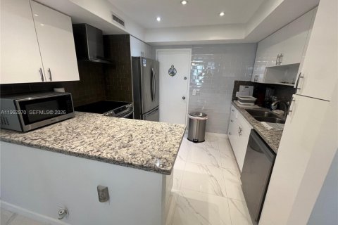 Copropriété à louer à Hollywood, Floride: 2 chambres, 108.7 m2 № 2029082 - photo 2