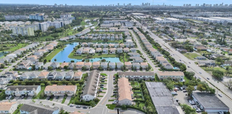 Adosado en Hollywood, Florida 3 dormitorios, 132.01 m2 № 1080733