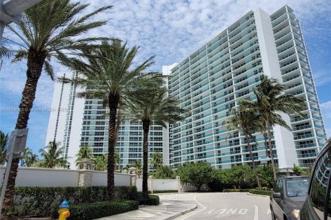 Condo in Sunny Isles Beach, Florida, 2 bedrooms  № 1716116 - photo 1