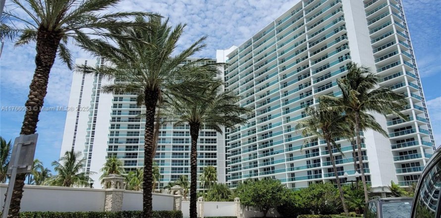 Condo in Sunny Isles Beach, Florida, 2 bedrooms  № 1716116