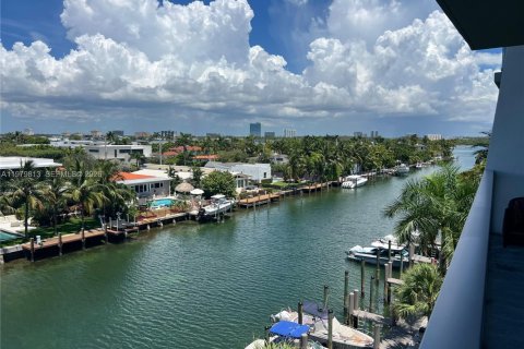 Condo in Bay Harbor Islands, Florida, 4 bedrooms  № 2079435 - photo 27