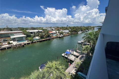 Condo in Bay Harbor Islands, Florida, 4 bedrooms  № 2079435 - photo 30
