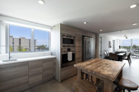 Condo in Bay Harbor Islands, Florida, 4 bedrooms  № 2079435 - photo 5
