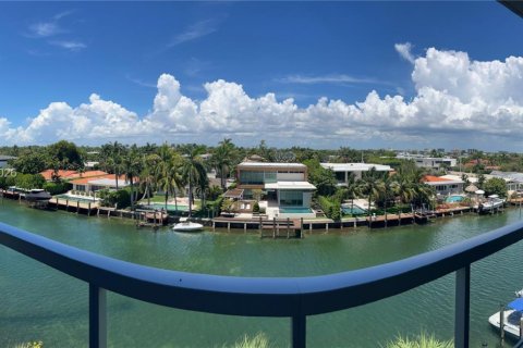Condo in Bay Harbor Islands, Florida, 4 bedrooms  № 2079435 - photo 29