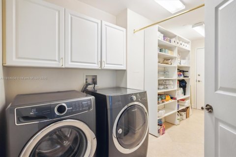 Condo in Bay Harbor Islands, Florida, 2 bedrooms  № 1973876 - photo 18