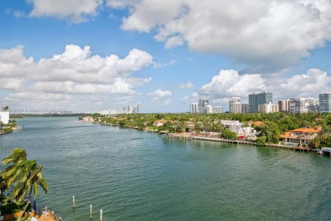 Condo in Bay Harbor Islands, Florida, 2 bedrooms  № 1973876 - photo 1