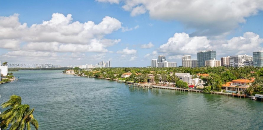 Condo in Bay Harbor Islands, Florida, 2 bedrooms  № 1973876