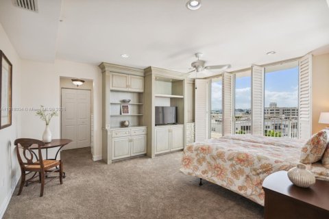 Condo in Bay Harbor Islands, Florida, 2 bedrooms  № 1973876 - photo 12