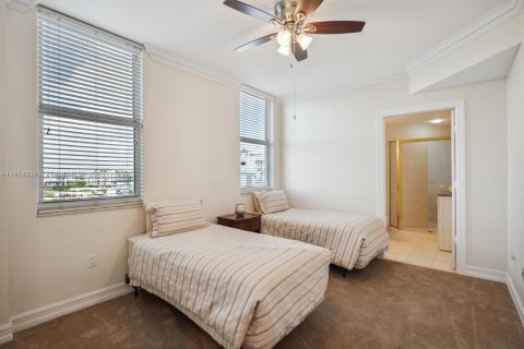 Condo in Bay Harbor Islands, Florida, 2 bedrooms  № 1973876 - photo 15